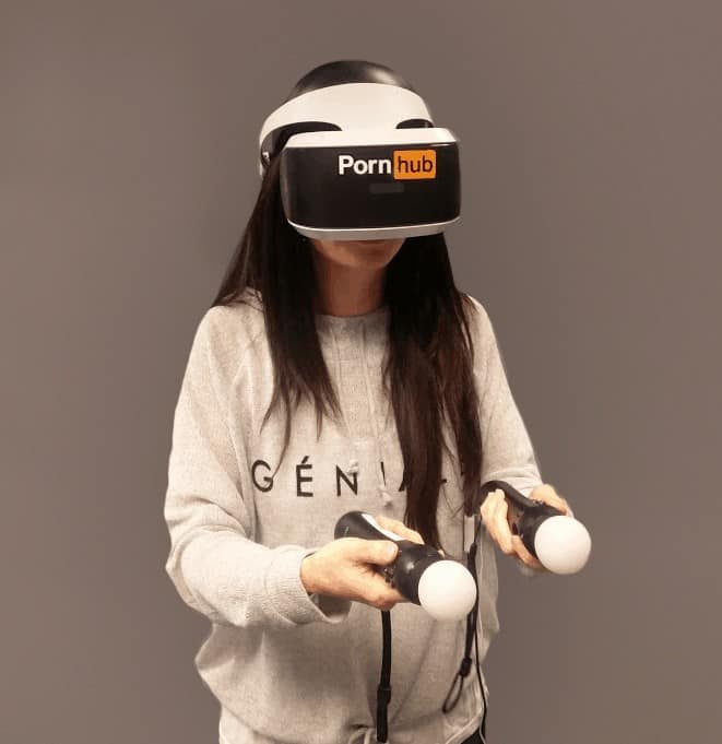 Die VR-Brille von Playstation mir Pornhub Brand – Bildquelle: Pornhub
